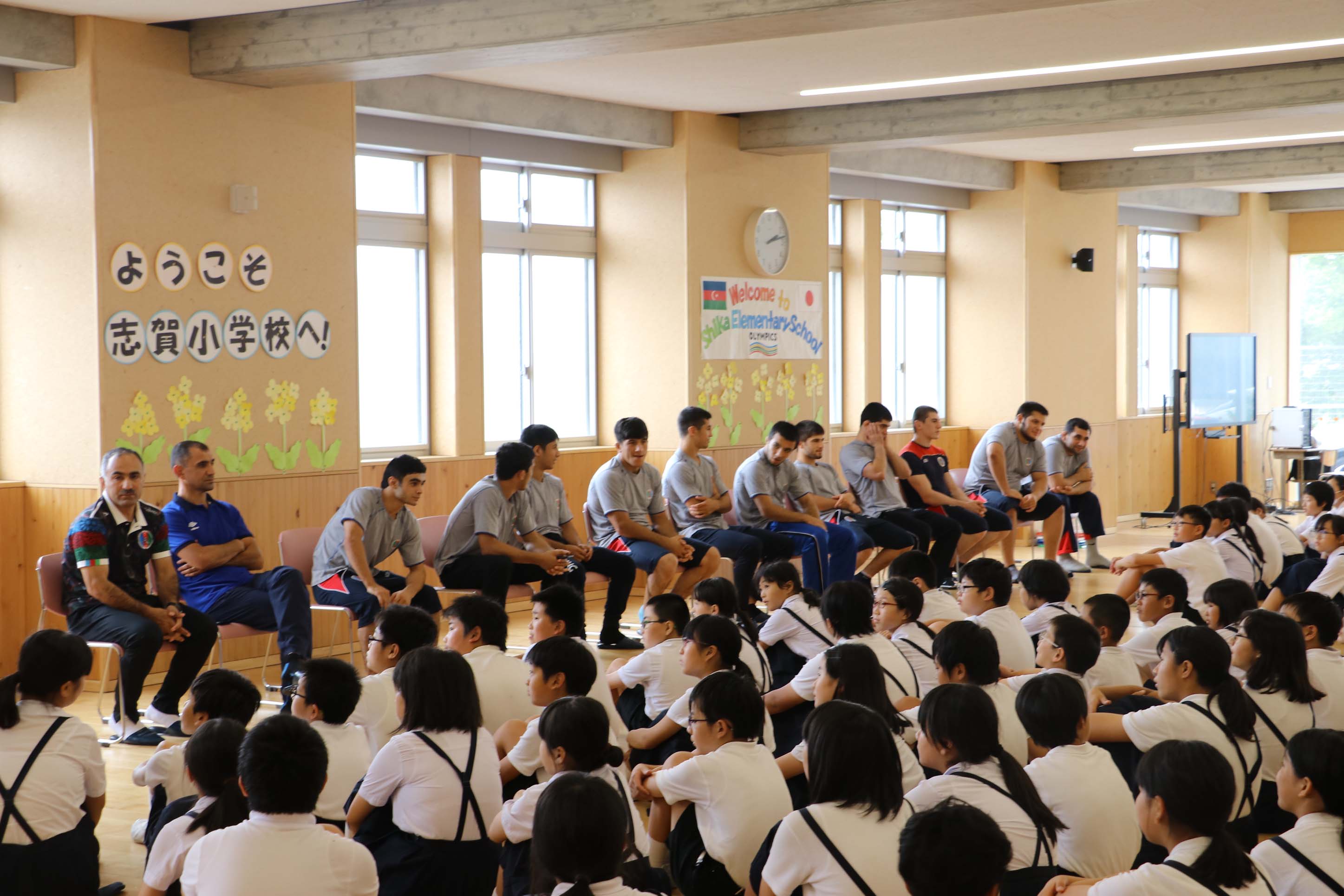 アゼルバイジャン代表チーム志賀小学校で歓迎