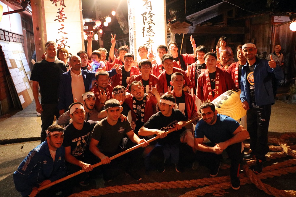 堀松の綱引祭りに参加したアゼルバイジャン代表チーム