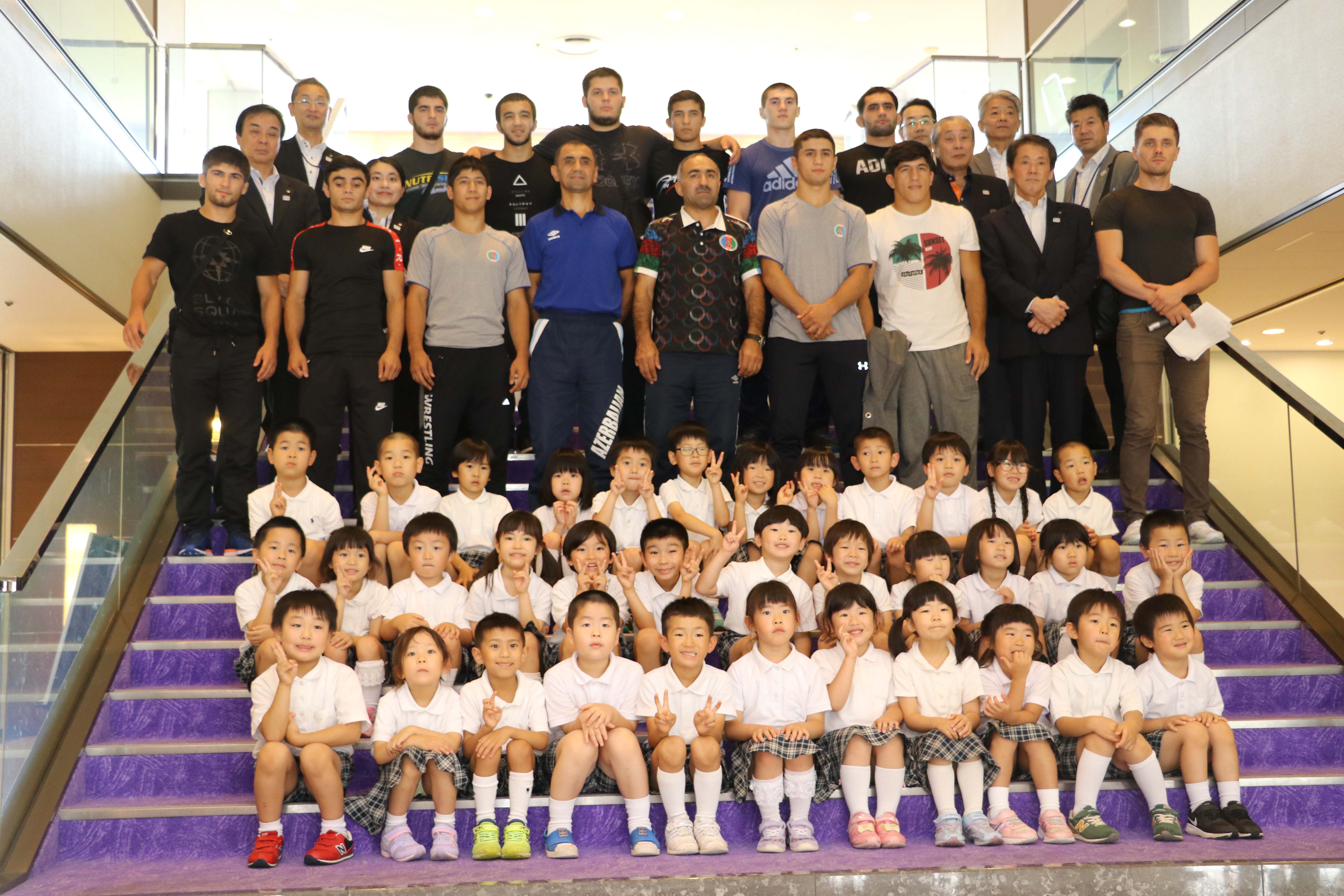 アゼルバイジャン代表チームとすばる幼稚園児