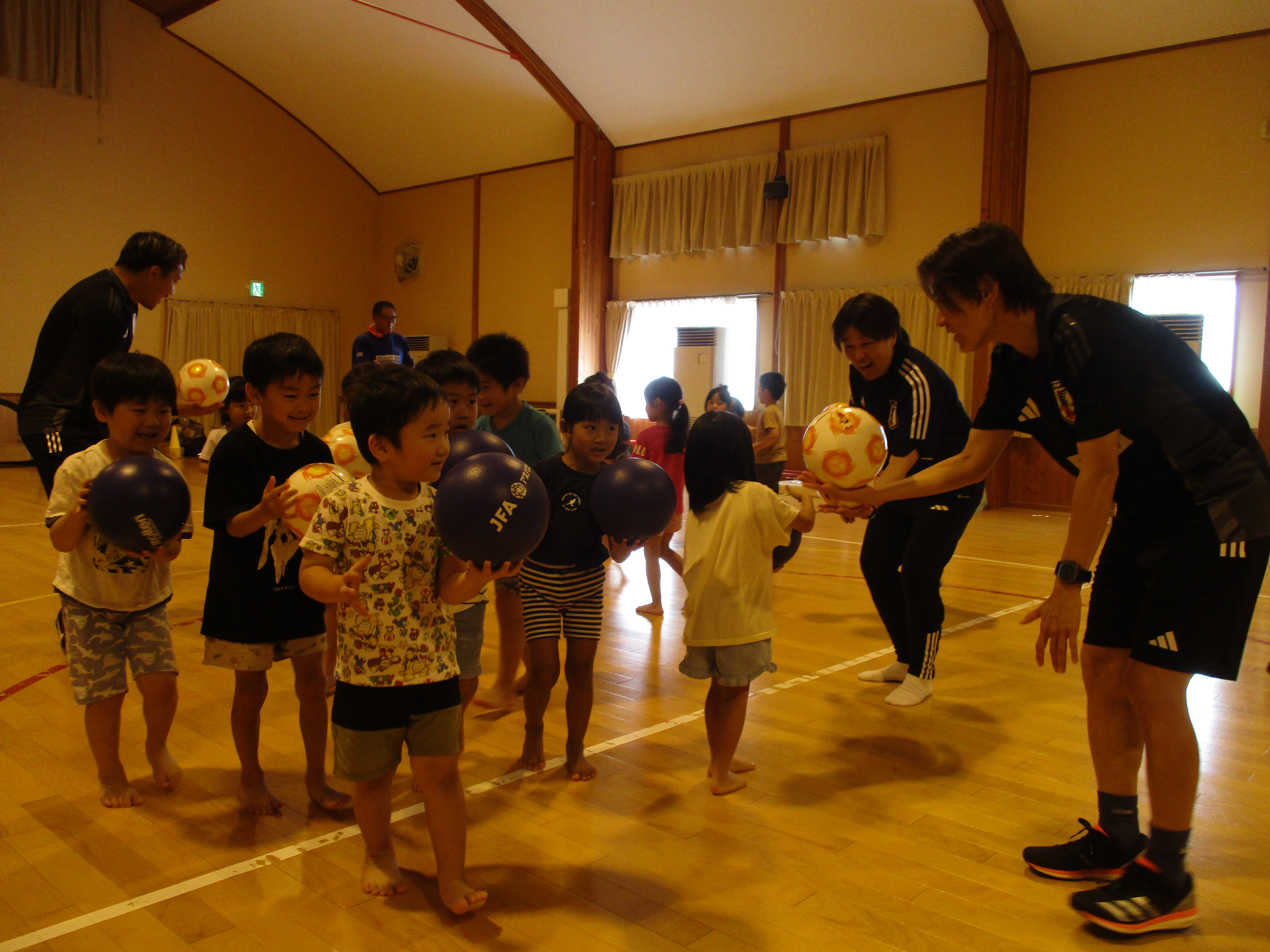 片手でボールもてるかな