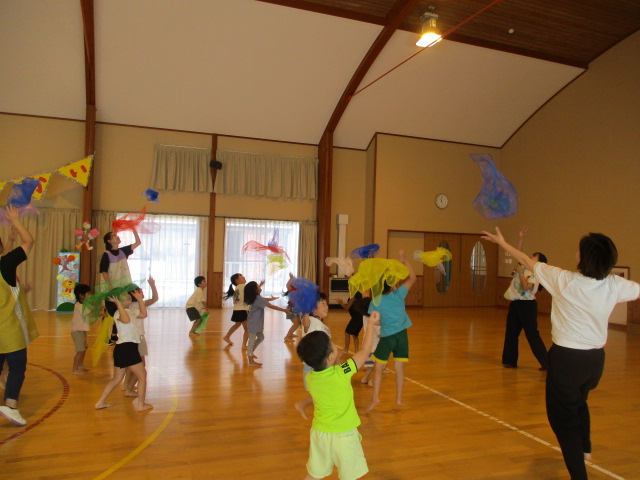 スカーフを使って遊ぶ