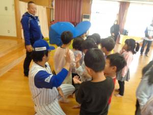 野球選手とハイタッチしている写真