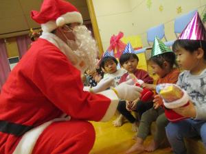 サンタさんからプレゼントをもらった写真