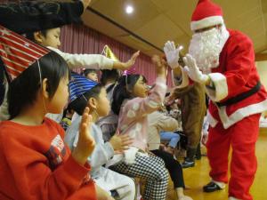 サンタさんとハイタッチしてお別れした写真