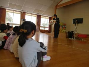 警察の方の話を聞いている写真