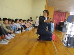 横断歩道の渡り方を教えてもらっている写真