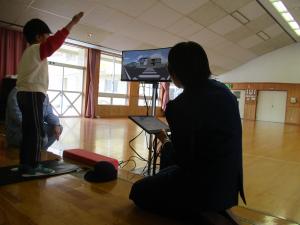 映像を見ながら渡る練習をしている写真