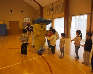 スタ坊とハイタッチする画像