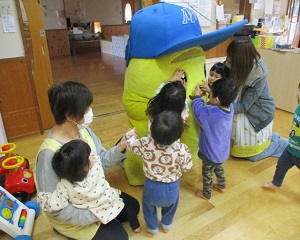 スタ坊とタッチする画像