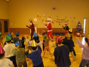 サンタと踊っている画像