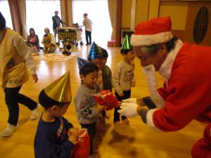 プレゼントをもらう画像