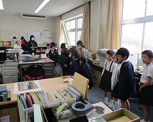 学校探検の画像