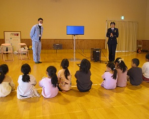 役場の方の話を聞く画像