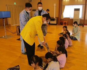 プレゼントを貰う画像