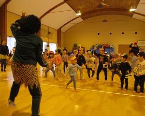 鬼と踊っている画像