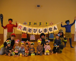 鬼と記念撮影している画像