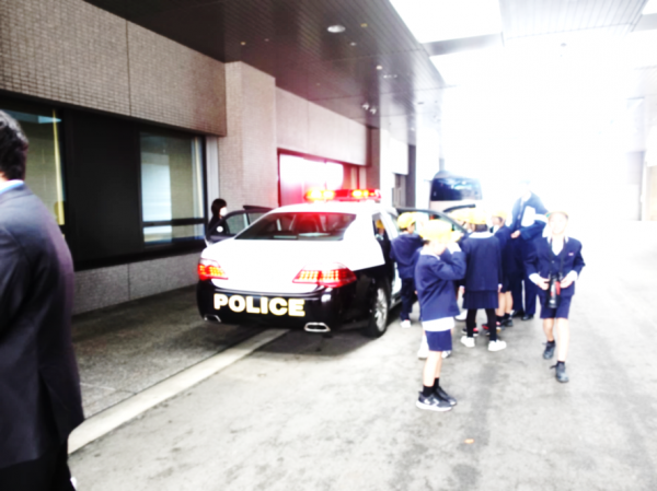 パトカーに試乗する児童の写真