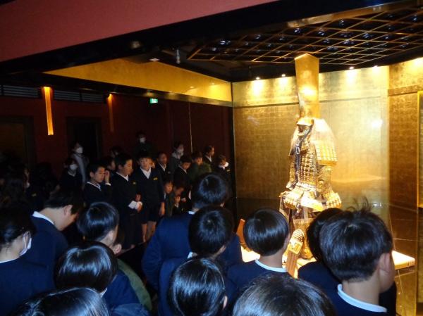 前田利家の鎧兜に見入る児童の画像