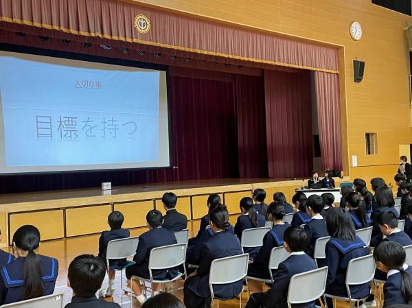 講師のお話に耳を傾ける小中学生の画像