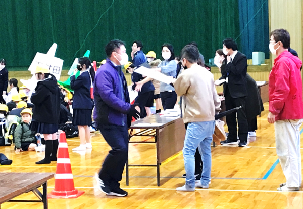 緊急時児童引き渡し訓練の様子