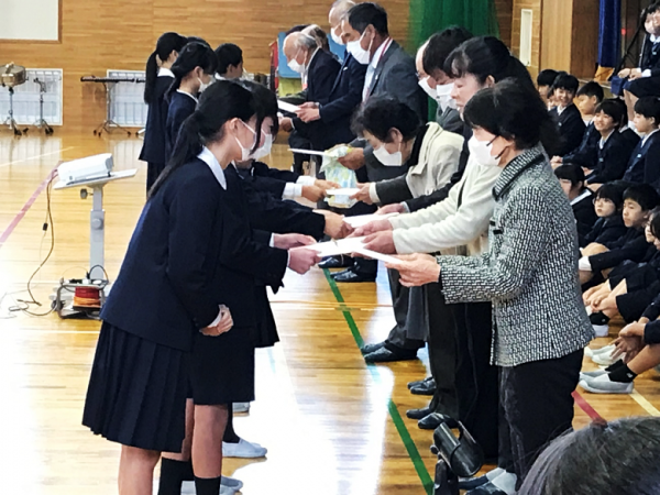 感謝状を渡す様子