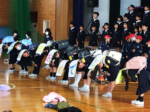 ランドセルでお祝いする様子