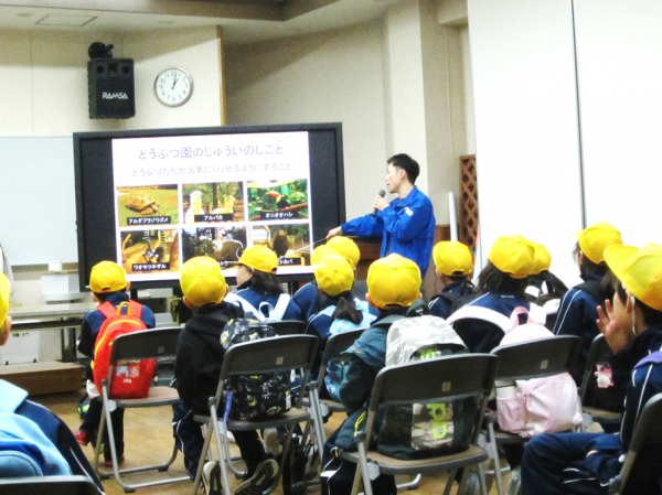 獣医さんの仕事を学ぶ児童の写真