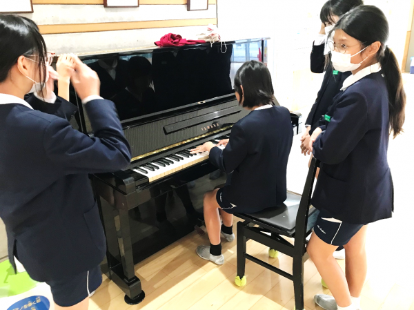 ピアノをひく児童の写真