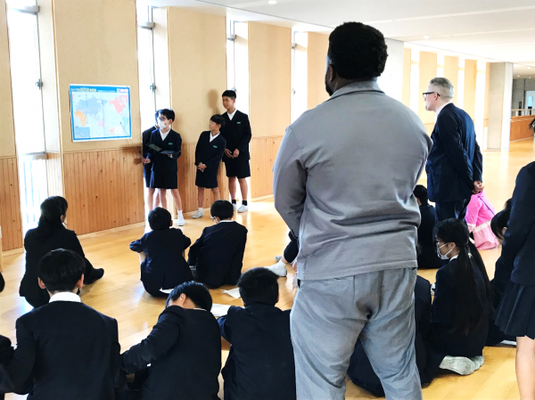 英語のプレゼンをする児童の写真