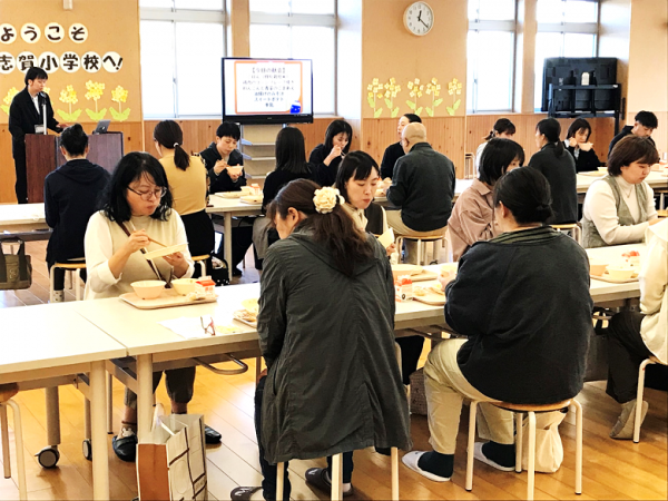 給食試食会の様子