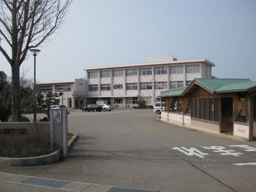 富来小学校外観写真