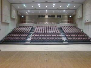 大ホール移動椅子の写真