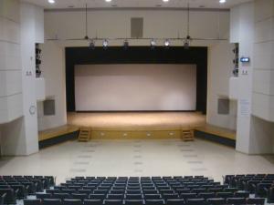 大ホール客席から見たステージの写真