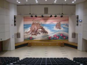 大ホール緞帳が降りたステージの写真