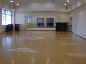 中ホールに机や椅子を出していない状態の写真