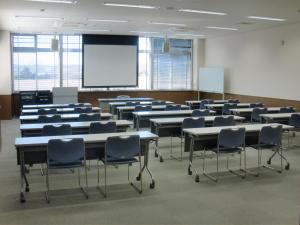 中会議室に机と椅子を並べた状態の写真