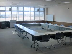 中会議室にロの字に机を並べた状態の写真