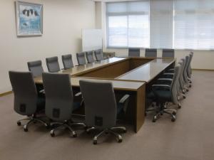 小会議室に机と椅子を並べた状態の写真（入口から撮った写真）