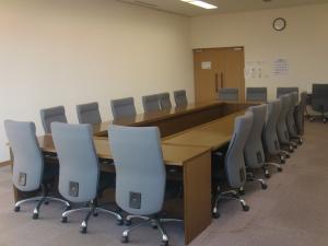 小会議室に机と椅子を並べた状態の写真（入口に向かって撮った写真）