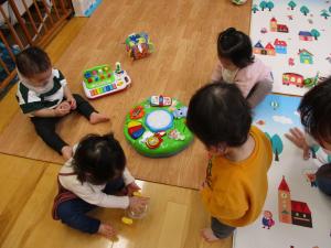たまご組の遊びの様子の写真
