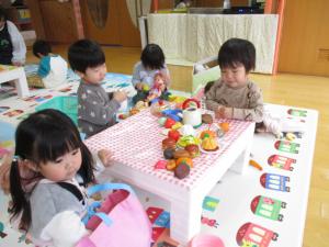 ひよこ組の遊びの様子の写真