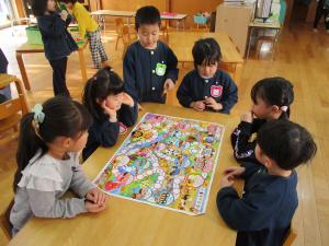 ぱんだ・きりん組の遊びの様子の写真