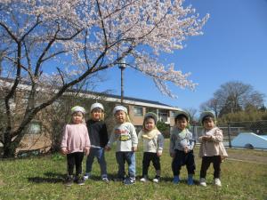 桜の前で写真を撮ったよ！