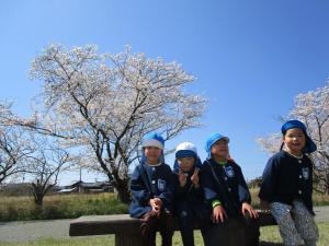 ばら組がベンチに座っている写真