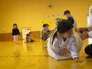 こいのぼりくぐりをしている子ども達