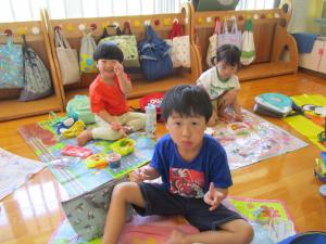 3歳児がお弁当を食べている写真