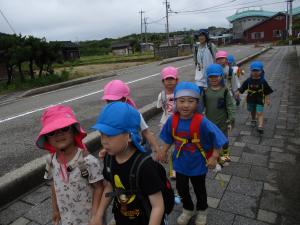 ３・４・５歳児が遠足で歩いている写真