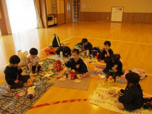 子ども達がお弁当を食べている写真