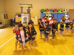 キリコを担いでいる子ども達