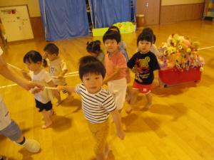 小さい組が曳山をひっぱってます。